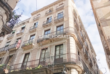 Vivienda-Piso-Espectacular finca regia esquinera junto al Paseo de Colón – 135 m² con 6 balcones y techos altos