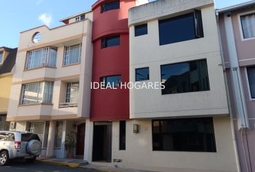 Vivienda-Casa Adosada-Casa de venta 266m2 en Quito y 6 dormitorios 