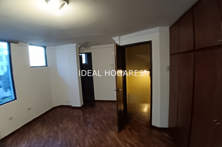 Vivienda-Casa Adosada-Casa de venta 266m2 en Quito y 6 dormito 10