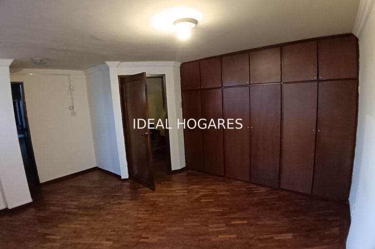 Vivienda-Casa Adosada-Casa de venta 266m2 en Quito y 6 dormito 11