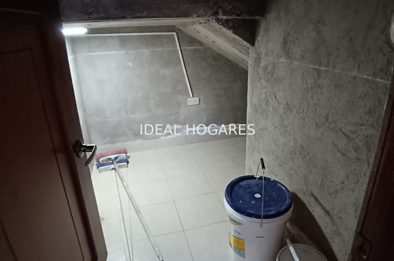 Vivienda-Casa Adosada-Casa de venta 266m2 en Quito y 6 dormito 3