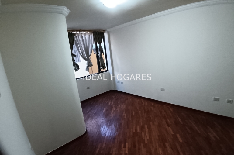 Vivienda-Casa Adosada-Casa de venta 266m2 en Quito y 6 dormito 13