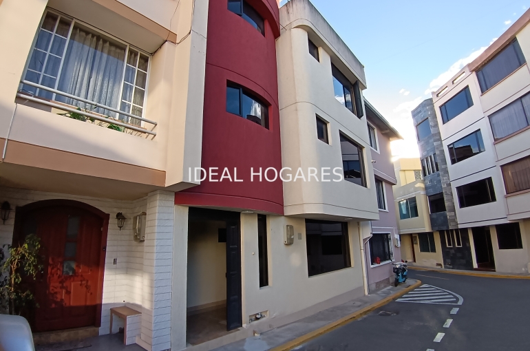 Vivienda-Casa Adosada-Casa de venta 266m2 en Quito y 6 dormito 2