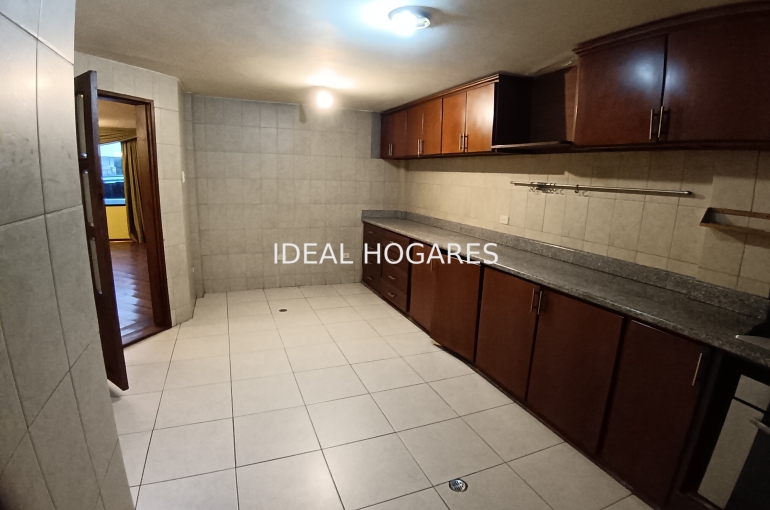 Vivienda-Casa Adosada-Casa de venta 266m2 en Quito y 6 dormito 5