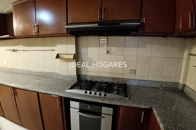 Vivienda-Casa Adosada-Casa de venta 266m2 en Quito y 6 dormito 6