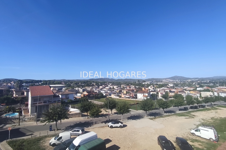 Vivienda-Piso-Piso luminoso  con terraza y trastero en 17