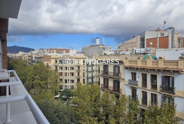 Vivienda-Piso-Exclusiva vivienda reformada con vistas al mar y la montaña en pleno Eixample